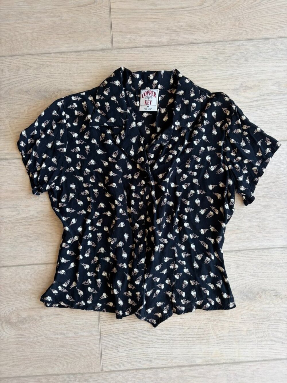 Copper key size medium vintage 90s cropped button up top
